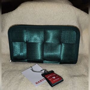 Like New! Harvey's Seatbelt Classic Green Zip Close Classic Wallet